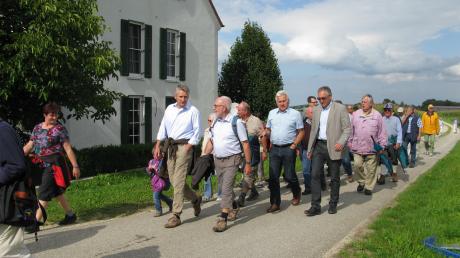 In Ustersbach begann die Wanderung mit dem Bundestagsabgeordneten Hansjörg Durz (vorne links). 
