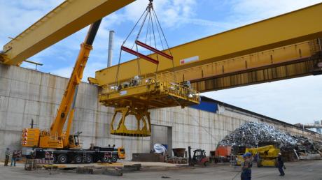 Der dritte Kran für die Lech-Stahlwerke in Herbertshofen wurde nun aufgebaut. Das riesige neue Gerät soll nur dann zum Einsatz kommen, wenn einer der bestehenden Kräne ausfällt. 