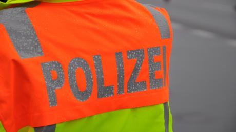 Ein 26-jähriger Autofahrer wurde bei einem Unfall auf der Straße zwischen Zusmarshausen und Wörleschwang verletzt.