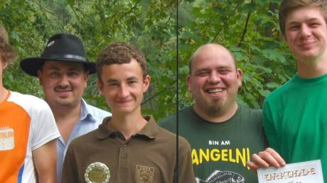 Siegerehrung bei den jungen Fischern: (von links) Andreas Gaugenrieder, Jörg Gebhard, Lucas Reiter, Daniel Schäfer und Markus Grill. 
