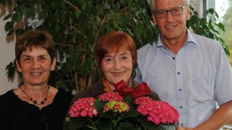 Isabella Deffner (links) und Bürgermeister Anton Gleich verabschiedeten Angelika Hauner vom Team der Ratschcafé-Organisation. 