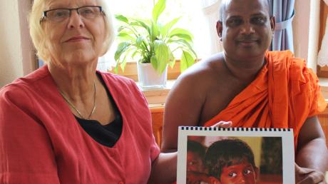 Elfriede Süß (links) und derzeit in Erlingen weilende Mönch Wimaladhamma Tissa Thero (rechts) sind derzeit auf der Suche nach weiteren Unterstützern für das Projekt „Zukunft für Kinder“ auf der Trauminsel Sri Lanka.