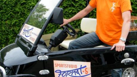 Richtig Spaß hat nicht nur Besitzer Gottfried Schrag, sondern auch alle, die ihn mit seinem kleinen „Geschäftsauto“, einem umgerüsteten Golfwagen, sehen. 
