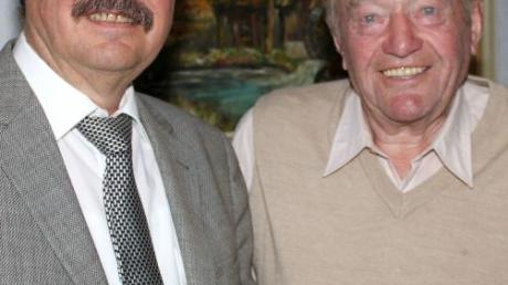 Meitingens Zweiter Bürgermeister Werner Grimm (links) gratulierte Lorenz Utzmann aus Ostendorf zu seinem 90. Geburtstag. 
