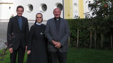 Der neue Ortspfarrer Dr. Ulrich Lindl (rechts) wird zukünftig zusammen mit Schwester Agnes Simic und Pfarrer Konrad Bestle (links) die Geschicke der Pfarreiengemeinschaft Biberbach-Affaltern leiten. 