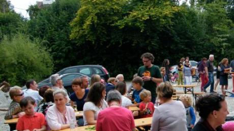 Mit einem Hoffest wurden Laden und Café am Biberbacher Kirchberg eröffnet.