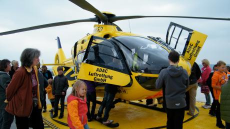 Dicht umlagert zeigte Hubschrauber „Kunigunde“ den Kindern, was in ihm steckt. 