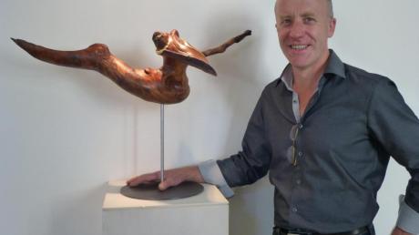 Der Künstler Bernhard Schmid mit dem „Seelenvogel“ – geschaffen aus einem Kirschbaum aus Kloster Holzen. 
