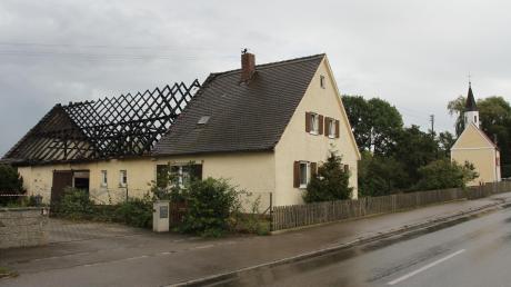 Ausgebrannt ist am Samstagnachmittag dieser Stadel in dem Weiler Osterkühbach. Menschen kamen dabei nicht zu Schaden. Über 180 Feuerwehrleute waren im Einsatz. 