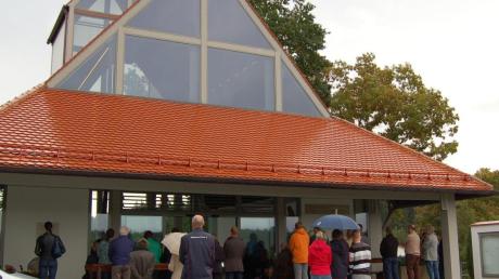 Wer wollte, konnte auch trotz Regen draußen vor der Kirche die Wiedereröffnung der Autobahnkapelle Adelsried mitfeiern. 

