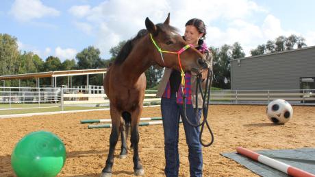 Ein Spielplatz für Pferde und Kinder: Reitpädagogin Elisabeth Luderschmid macht Jack fit für die Therapiearbeit mit kranken Kindern. 

