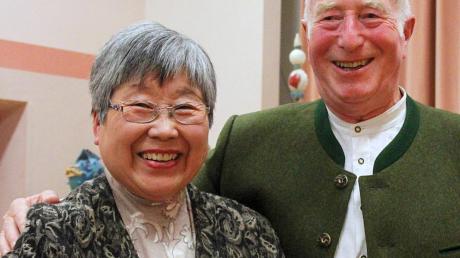Franz Schmid und Katsuko Yabuki sind zwei der Preisträger des Blumenschmuckwettbewerbs. 
