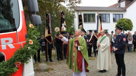 Im Beisein zahlreicher Ortsfeuerwehren und Gäste segnete Pfarrer Ludwig Hihler das neue Einsatzfahrzeug der Herbertshofer Feuerwehr. 
