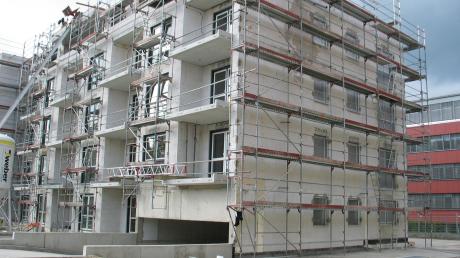 Am Schlosspark errichtet die Wohnungsbau GmbH des Marktes Meitingen ein Gebäude mit 26 Wohnungen. Sie sind bereits alle verkauft. Mit dem Erlös finanziert das Unternehmen ein Projekt im sozialen Wohnungsbau in der Flurstraße. 