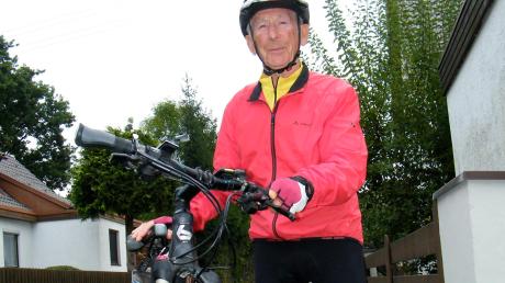 Dieser Mann aus Nordendorf sitzt fast täglich auf dem Fahrrad. Damit schafft er pro Jahr mehrere tausend Radkilometer. In diesem Jahr sollen es insgesamt 5000 werden. Josef Möritz ist 92 Jahre alt. Und ihm fehlen nur noch 400 Kilometer, bis das Ziel erreicht ist. 