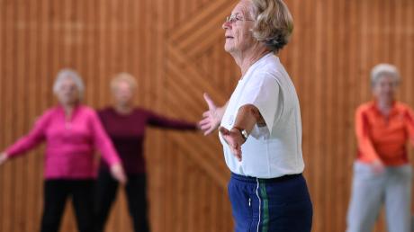 Seit 30 Jahren trainiert Elfriede Wegner (vorne im Bild) Senioren in Adelsried. Die Teilnehmer sind zwischen 58 und 84 Jahren alt und mit großem Eifer dabei.  
