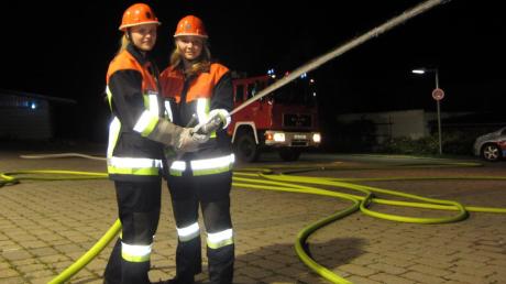 Jennifer Straub (links) und Melissa Schreier bei einer Übung für ihre erste Leistungsprüfung bei der Feuerwehr. 
