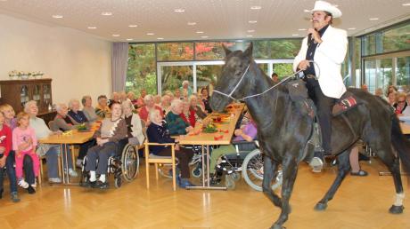 Fred Rai und sein Pferd Spitzbub begeistern die Senioren mit ihrem Auftritt im Meitinger Johannesheim. 
