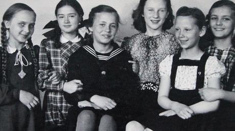 Letztes Klassentreffen 1944 in Königsberg. Dann fielen die Bomben. Das zweite Mädchen von rechts ist Elisabeth Mower. Repro: