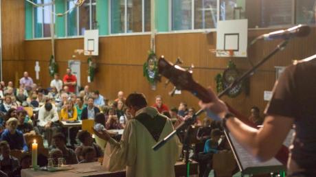Regionaljugendseelsorger Pater Christoph Lentz feierte den Gottesdienst in Herbertshofen mit zahlreichen Besuchern und der Band Elusive Silence. 
