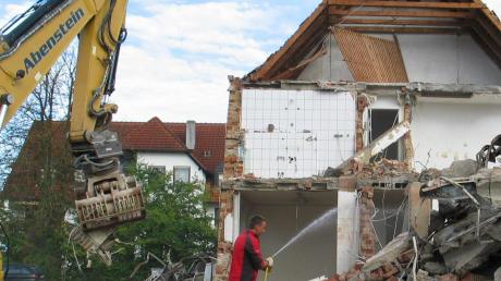 Der Abbruch des alten Hauses in der Römerstraße in Meitingen, in dem früher der Tobi-Markt untergebracht war, ist der Auftakt für die große Baumaßnahme mit sechs Häusern und insgesamt 43 Wohneinheiten. 