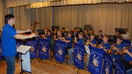 Stefan Gastl dirigierte die Jungbläser beim Konzert „Unsere Jugend macht Musik“ in Thierhaupten. 
