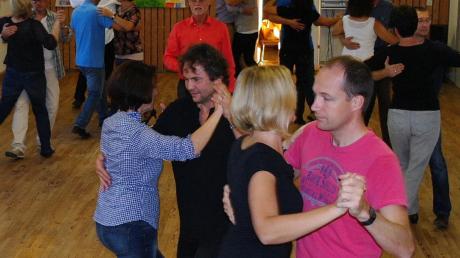 Tanzen liegt im Trend. In der Bildmitte (rotes Hemd) ist Maximilian Utz, er gibt den Rhythmus vor, vorne (blaukarierte Bluse) mischt sich Petra Utz unter die Tanzschüler und unterstützt tatkräftig. 