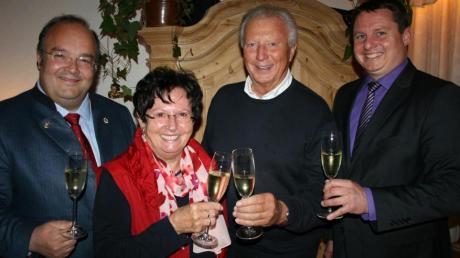 Bürgermeister Paul Metz und sein Stellvertreter Michael Smischek (rechts im Bild) gratulierten Fanny und Norbert Knoblich im Namen der Stadt. 