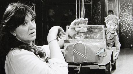 Christiana Seyfang-Schmidt arbeitete 1980 mit dem „Sams“. Unter anderem verpasste sie auch der „Katze mit Hut“, Kater Mikesch“ und „Schlupp vom grünen Stern“ Kostüme. Noch heute erinnert sich die Kostümbilderin gerne an die bunte Welt der kleinen Puppen und die heimelige Atmosphäre im Marionettentheater zurück. 1982 wechselte sie dann aber ihren Arbeitsplatz und ging zum Theater Augsburg. 