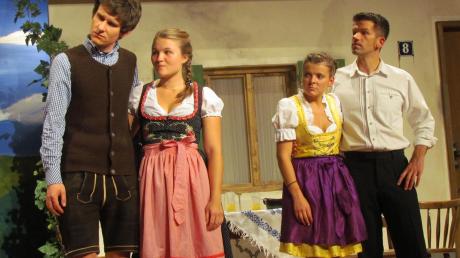 Der Theaterverein Nordendorf zeigt eine flotte Komödie. Unser Bild zeigt von links Georg Bürger, Julia Budweiser, Jacqueline Sailer und Michael Hödl. 
