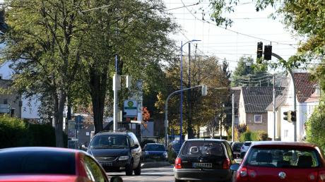 In der Bismarckstraße in Stadtbergen ist jetzt schon viel Verkehr. Bürger fürchten noch mehr Autos, wenn die Straßenbahnlinie 5 im Bereich der Bürgermeister-Ackermann-Straße kommen wird. 