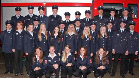 Die erfolgreichen Teilnehmer der Leistungsprüfung der Feuerwehr Welden stellten sich zum Bild.  

