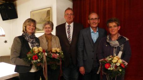 Zum Abschied gab´s Blumen und Wein für die Vorstände (von links): Cornelia Feldmeier,Traute Schatz, Manfred Bieschke, Bürgermeister Peter Bergmeier und Christa Steinhart.