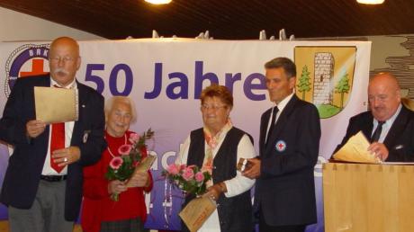 Für 50-jährige Mitgliedschaft wurden Viktoria Wetzstein und Inge Böck geehrt. Die Auszeichnung übergaben BRK-Geschäftsführer Günther Geiger sowie Karl Müller und Georg Liepert von der Wasserwacht. 
