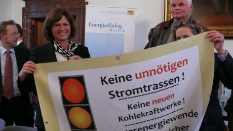 Rund 150 Vertreter von Bürgerinitiativen waren zum Energiedialog von Ministerin Ilse Aigner (links) ins Wirtschaftsministerium eingeladen worden. Die Bürgerinitiative Megatrasse VG Nordendorf hatte ein Transparent mitgebracht. 
