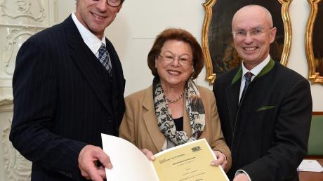 Zum 95. Geburtstag schenkte sich das Unternehmen Erhardt+Leimer eine neue Stiftung. Die Urkunde überreicht Regierungspräsident Karl Scheufele (rechts) an Hannelore Leimer (Mitte) und Reinhold Rückel (links). 
