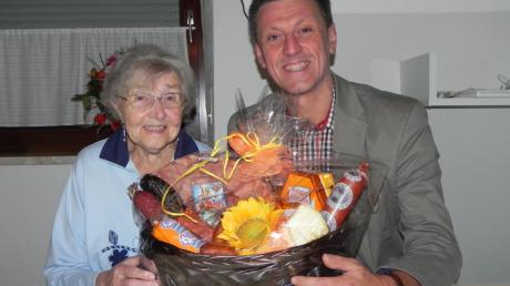 Biberbachs Bürgermeister Wolfgang Jarasch gratulierte Barbara Seiler zum 90. Geburtstag. 
