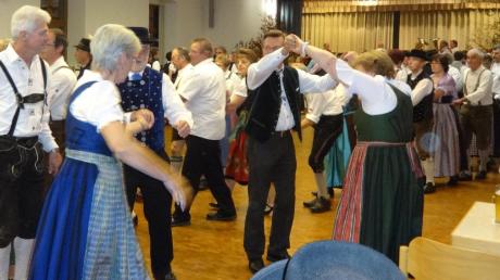 160 Tanzbegeisterte kamen zum Volkstanz in den Klostersaal Thierhaupten. 

