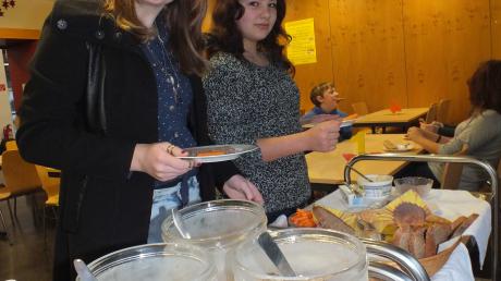 Die beiden 13-jährigen Schülerinnen Egzona Sinanaj und Karina Knöpfle genießen das Frühstück.