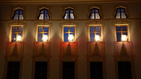 Engerl verkünden in Thierhaupten vor dem Konvent-Gebäude den Engerl-Gruß. Außerdem wird es heuer auch Engerl-Leuchten geben. 
