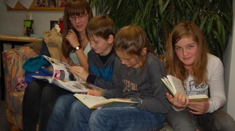 Während die Erwachsenen die Büchereiausstellung mit dem Reservieren der neuen Medien und Kaffeetrinken verbrachten, schnappten sich diese Kids gleich neuen Lesestoff und versanken auf der gemütlichen Couch in ihre Bücher.