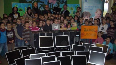 Freude bei der Grundschule in Westendorf über 20 von den LEW gespendete Personalcomputer. 

