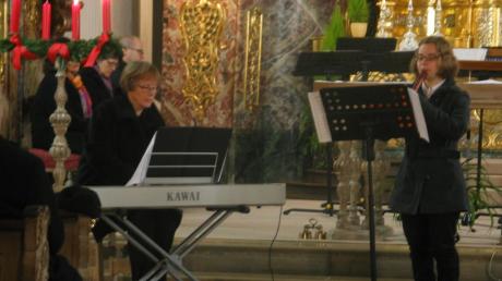 Monika Bator (links) auf dem Continuo und Sophia Neuz (Blockflöten) bereicherten das Programm mit barocken Instrumentalstücken. 

