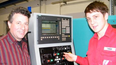 Anton Fries (links) hat mit Tobias Rieder Deutschlands besten Zerspanungsmechaniker an seinen Maschinen. 