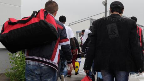 Jede Woche kommen derzeit 25 neue Asylbewerber im Landkreis an, die untergebracht werden müssen.