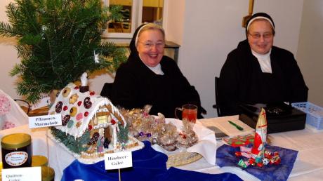 Begehrt waren auch die handgemachten Produkte der Klosterschwestern Isentrudis Mayer (rechts) und Theresia Hartmann, wie etwa Marmelade und Weihnachtskarten für den guten Zweck. 
