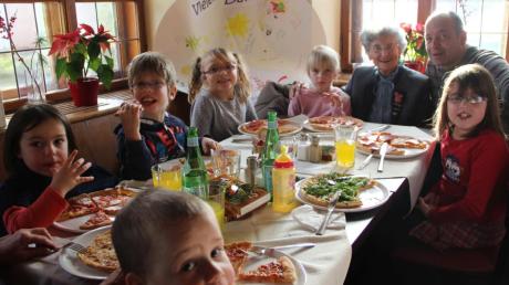 Kinder aus dem Kinderheim Baschenegg feierten Weihnachten in der Pizzeria Kalender in Dinkelscherben. 
