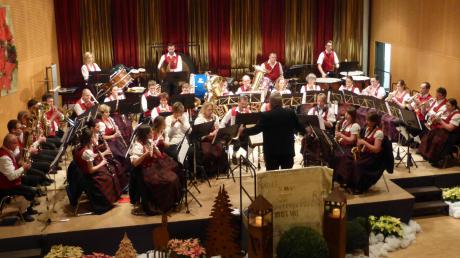 Beim Jahresschlusskonzert der Musikvereinigung im Holzwinkelsaal in Welden stand erstmals der 61-jährige Norbert Rachuth am Dirigentenpult.  
