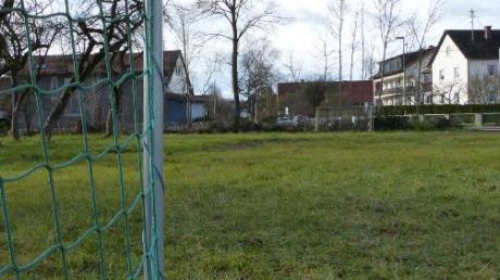 Ein verlassenes Fußballtor und ein Stück eines Bauzaunes lassen den Westendorfer Festplatz, der ohnehin nur zwei- bis dreimal im Jahr benutzt wird, recht trostlos erscheinen. Doch das soll sich bald ändern.  

