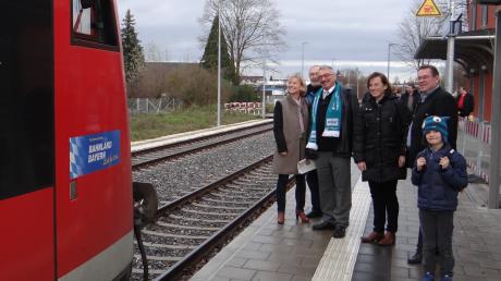 Eine CSU-Delegation aus den Stauden mit der Landtagsabgeordneten Carolina Trautner (links) an der Spitze informierte sich in Weißenhorn über die erfolgreiche Reaktivierung der dortigen Bahnstrecke. 